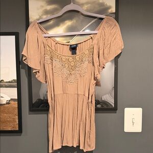 Daytrip/Buckle Beige Embroidered Flutter Sleeve Top